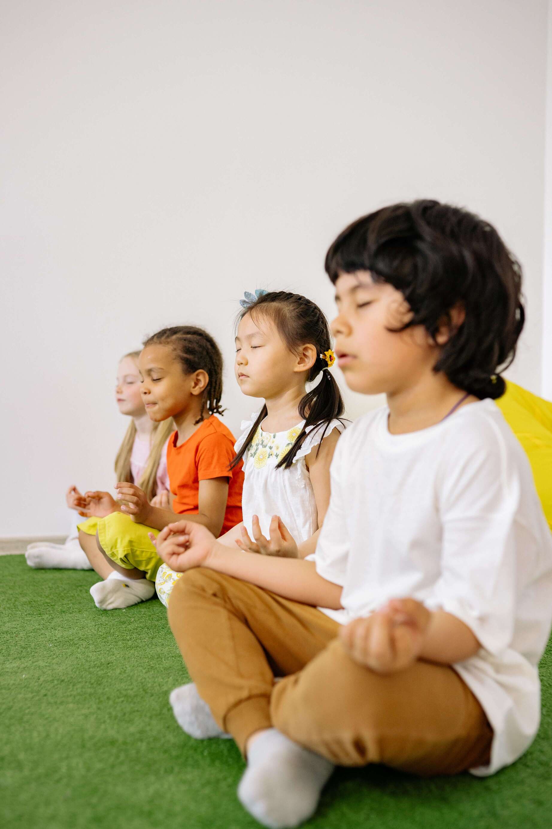 Groupe d'enfants qui méditent