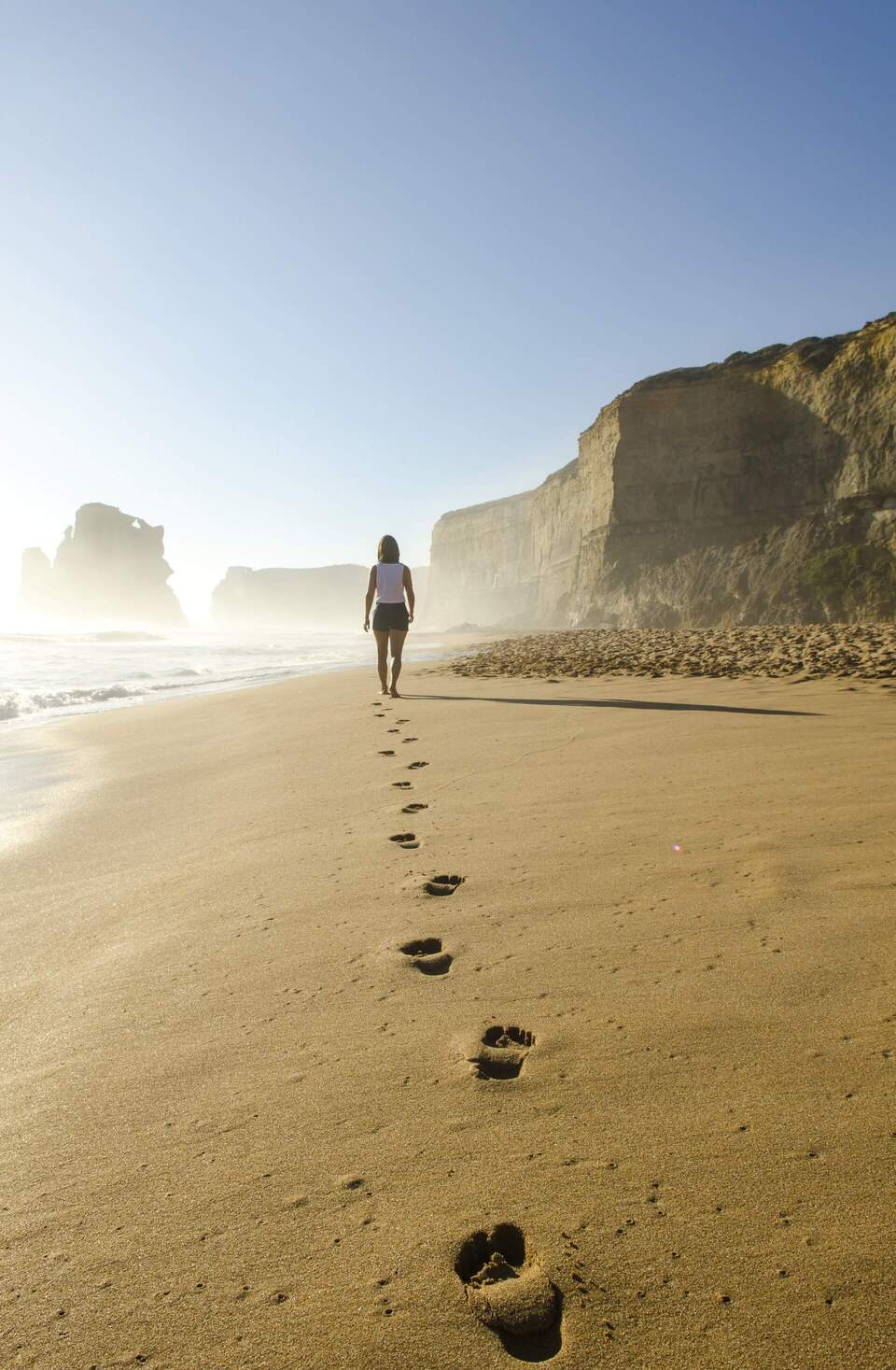 Femme marchant sur la plage