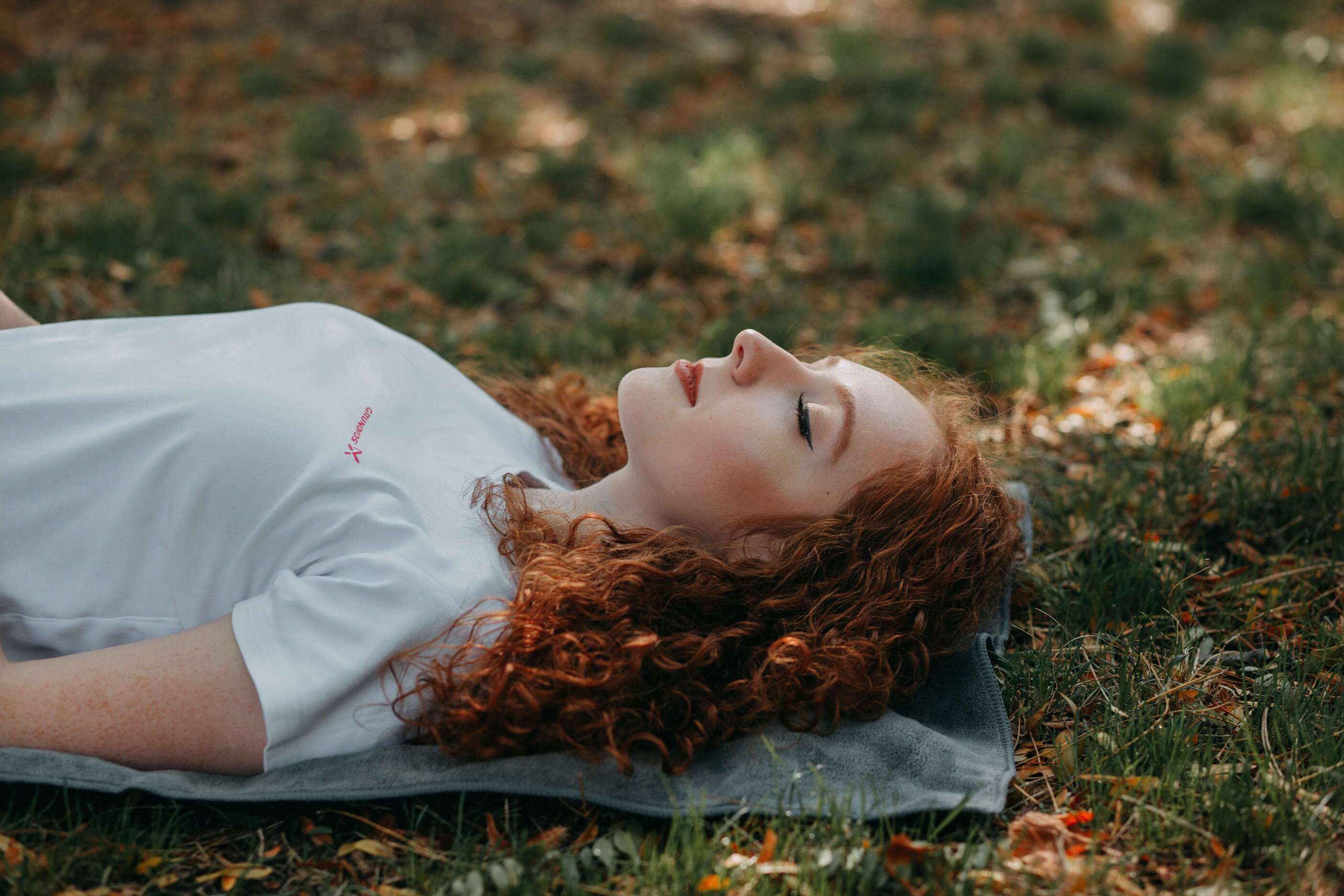 Femme allongée dans l'herbe